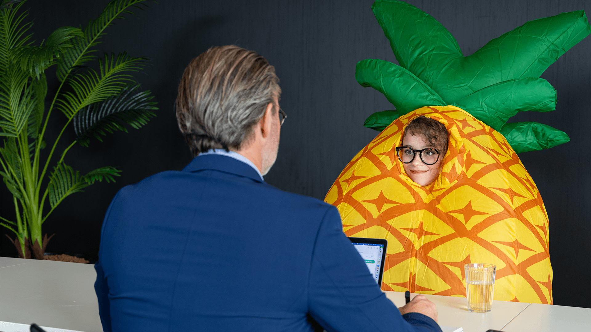 Entretien avec une personne portant un costume en forme d'ananas