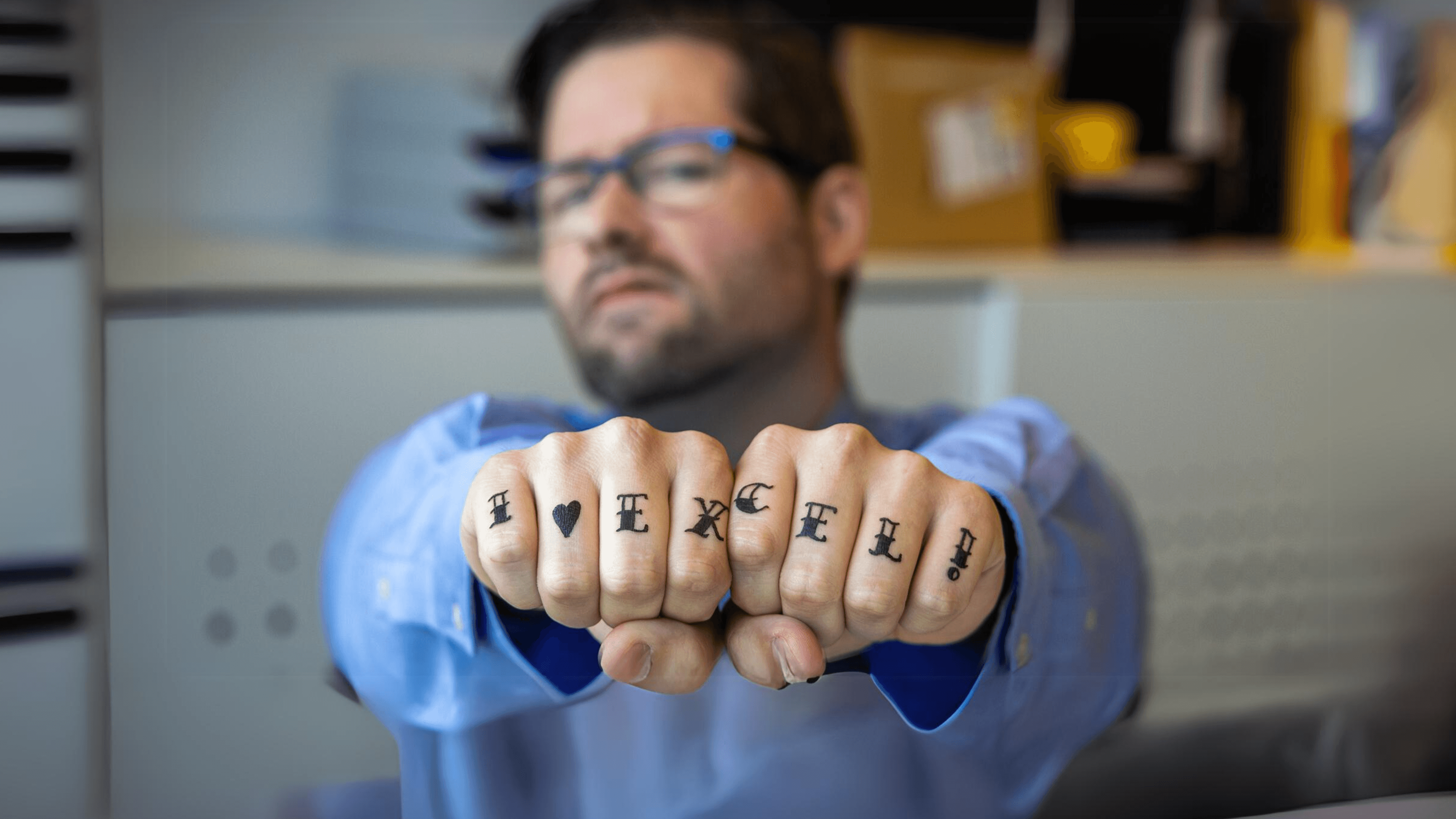 Employé de la finance avec le tatouage "I love excell !".