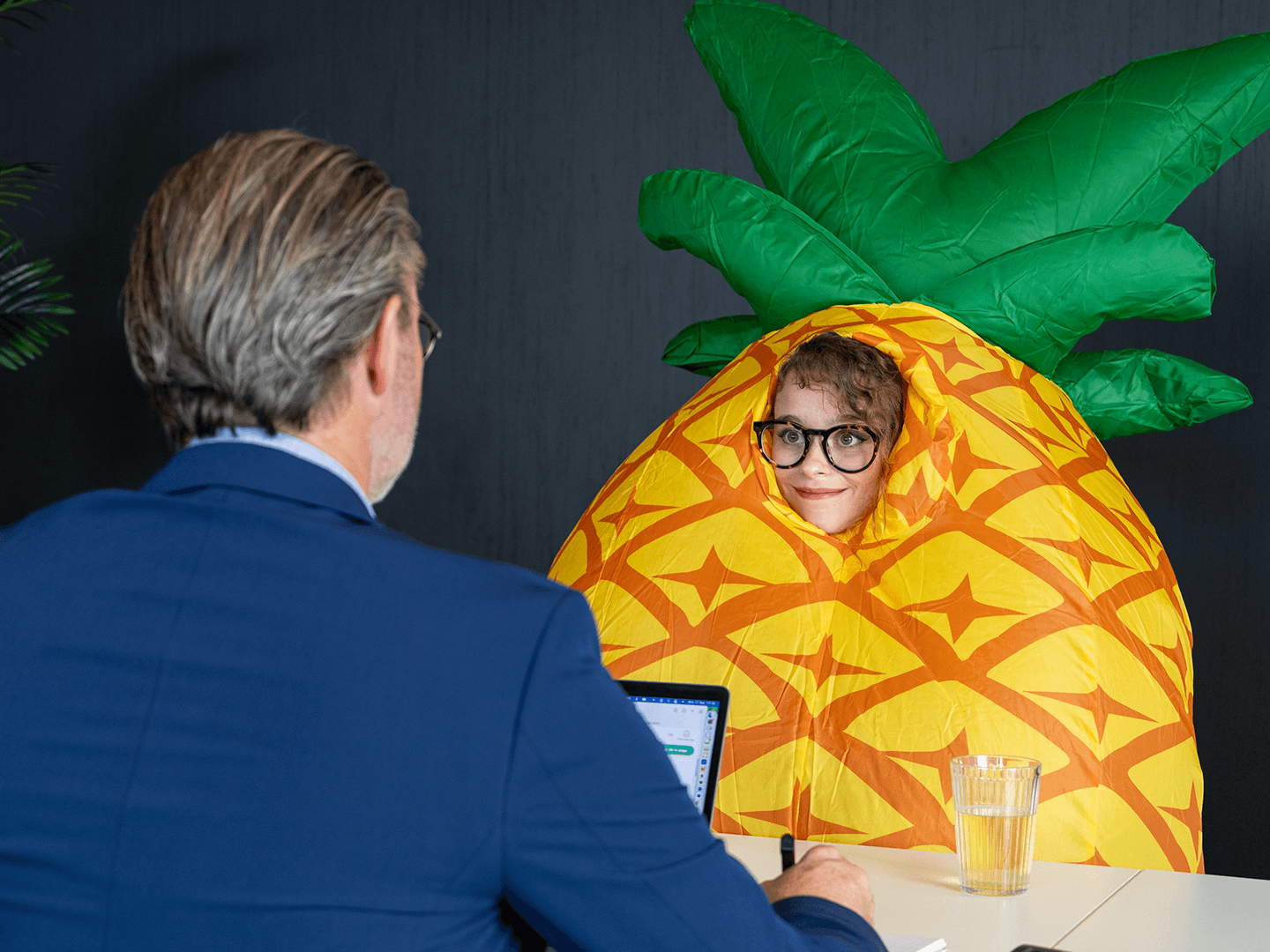 Interview gesprek met iemand in een ananaspak